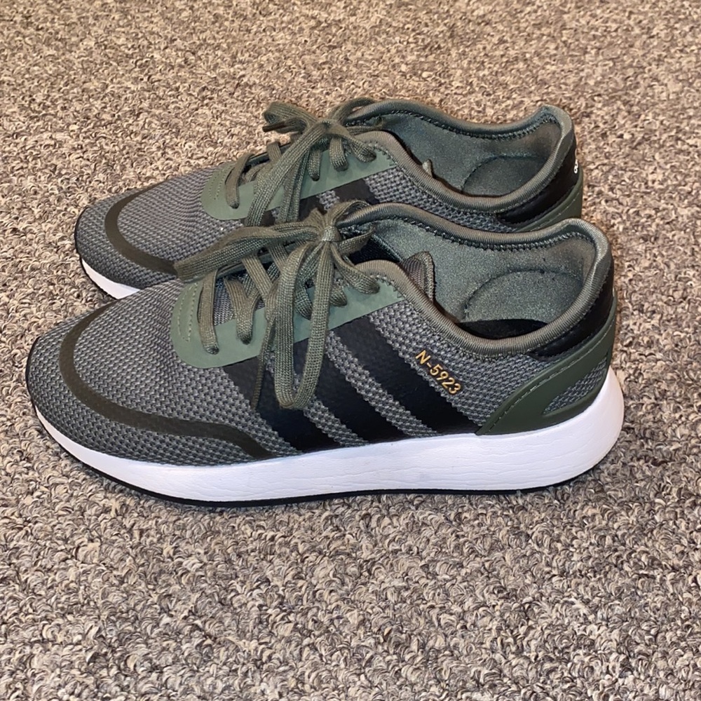 ADIDAS 👟🖤 - Picture 3 of 5